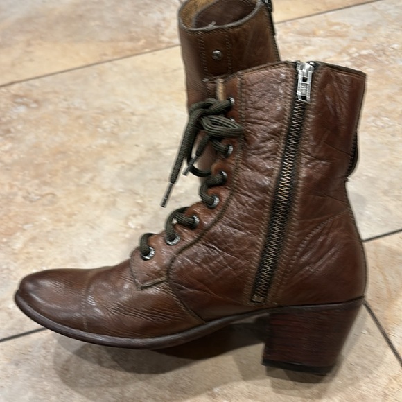 FRYE Zipper Up Soft Leather Bootie 2 inches Heels size 9 - Picture 6 of 14